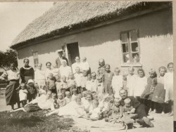 Фотография. Подшефный колхоз в Ставропольской психиатрической колонии. 1930-е гг. Из фотоальбома главного врача А.Я. Доршта 1939 г